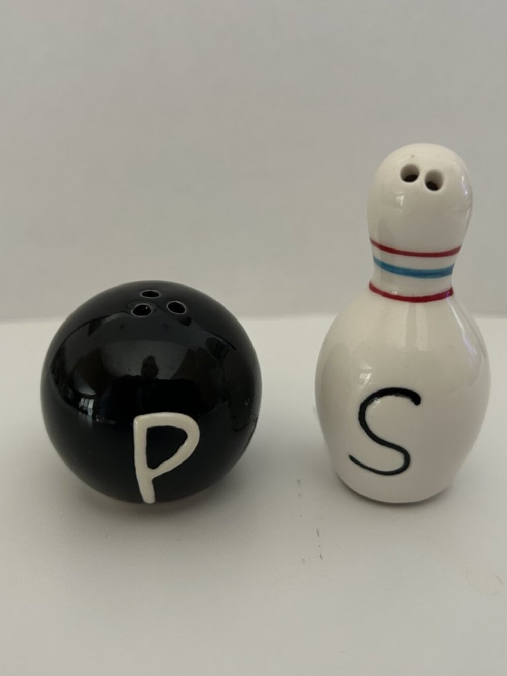 New Mini Collectible Functional Bowling Ball and Pin Mini Salt & Pepper Shakers